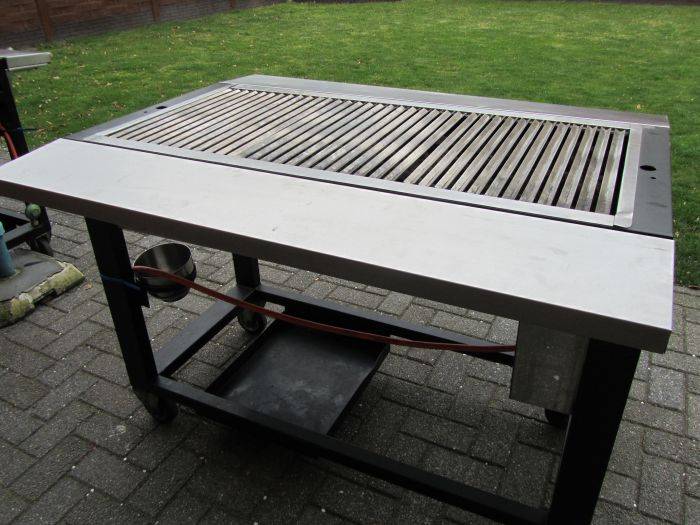 BBQ op gas en lavastenen geschikt tot 100 personen