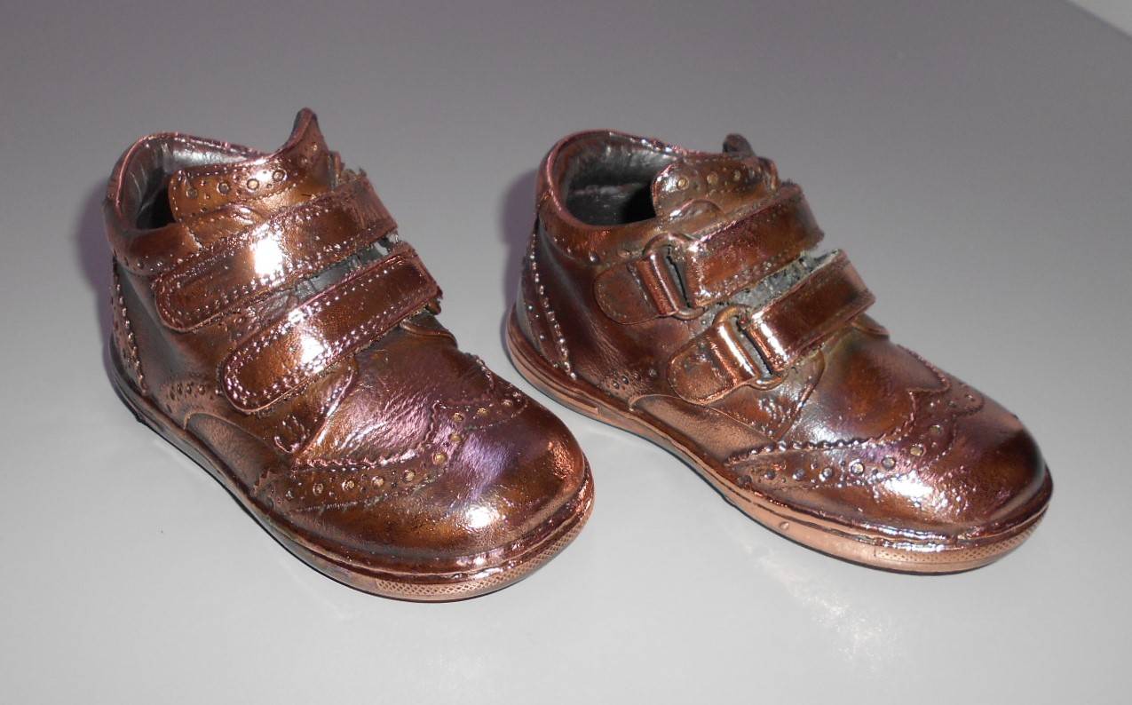 BRONZEREN, VERZILVEREN VAN KINDERSCHOENTJES