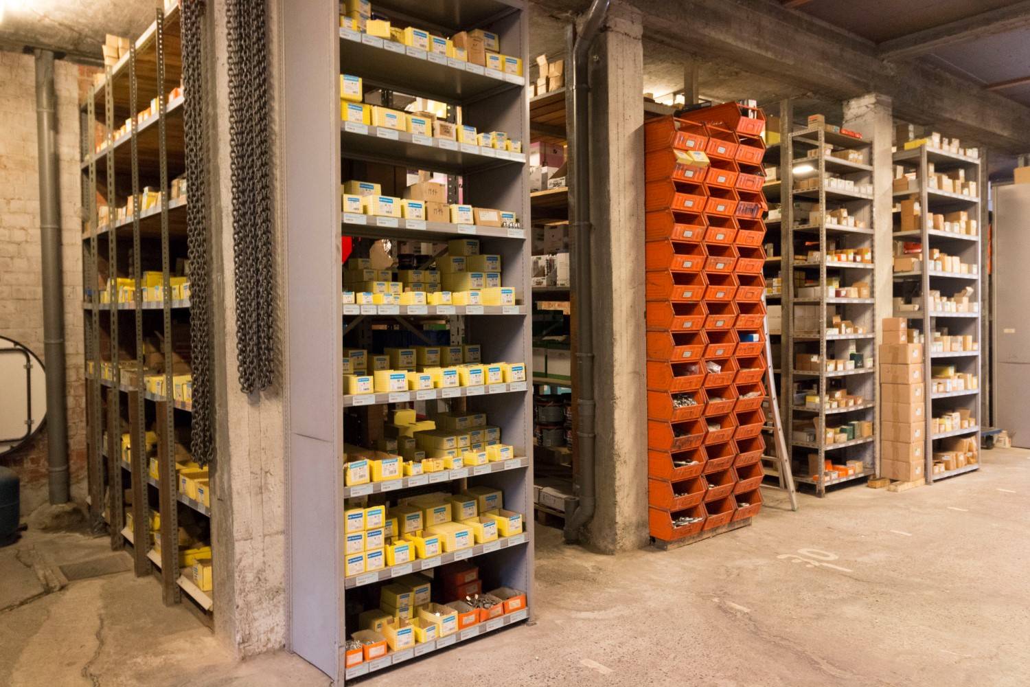 Rekken vol vijzen en bouten