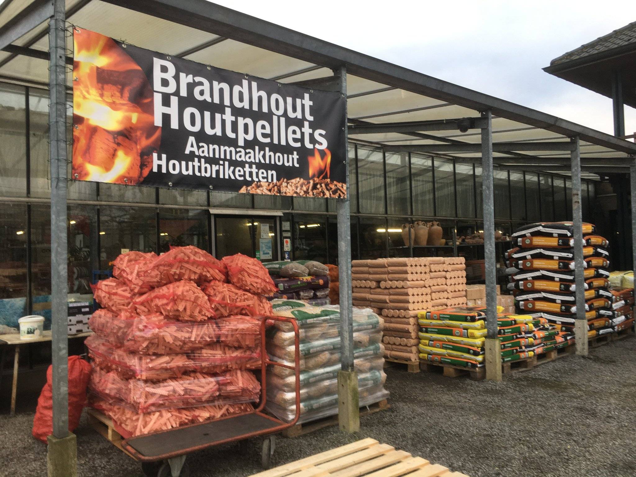 Houtbriketten, houtpellets, aanmaakhout