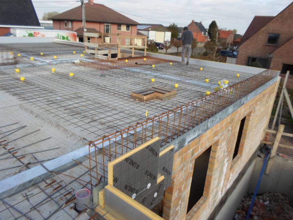 Voor dit project ligt de wapening klaar boven de predallen op het gelijkvloers. Ze wordt samen met de balken opgestort met beton