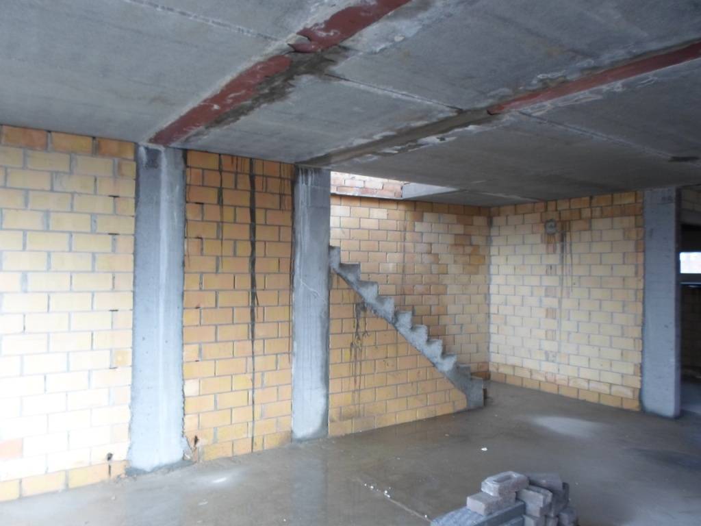 Voor dit appartement werden stalen liggers ingewerkt om een verdiepingsbrede leefruimte zonder tussenmuren te bekomen