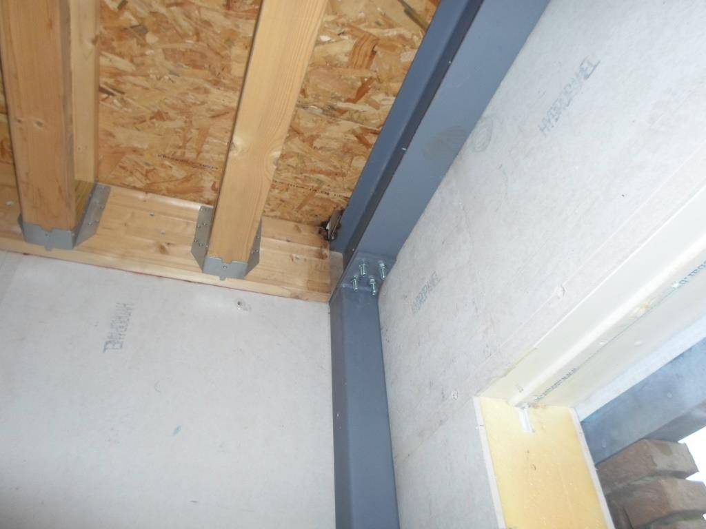Stalen structuren voor de opvang van verdiepingsmuren bij woning opgebouwd uit zelfdragende ge&Atilde;&macr;soleerde panelen