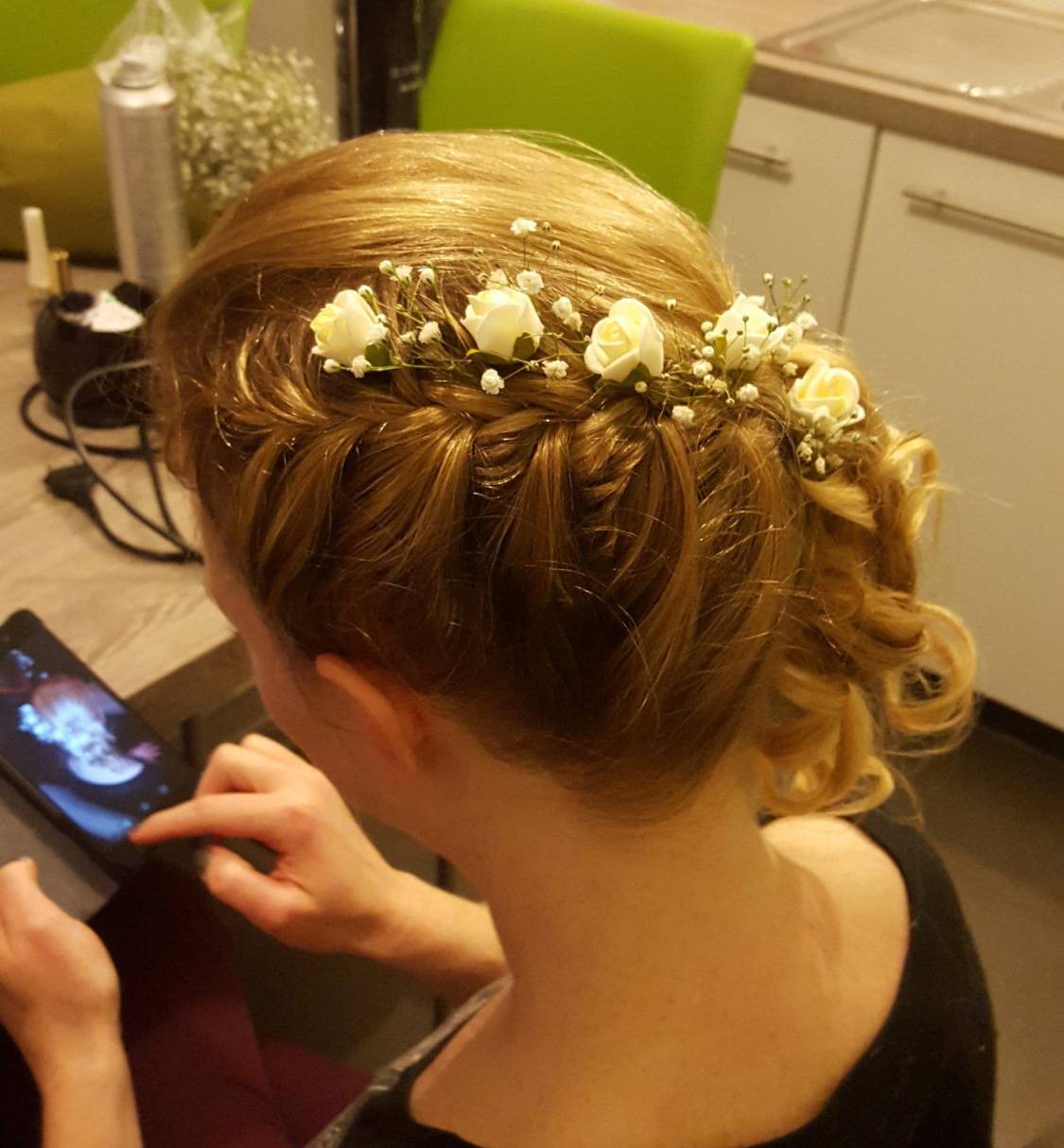Opsteekkapsel met bloemetjes