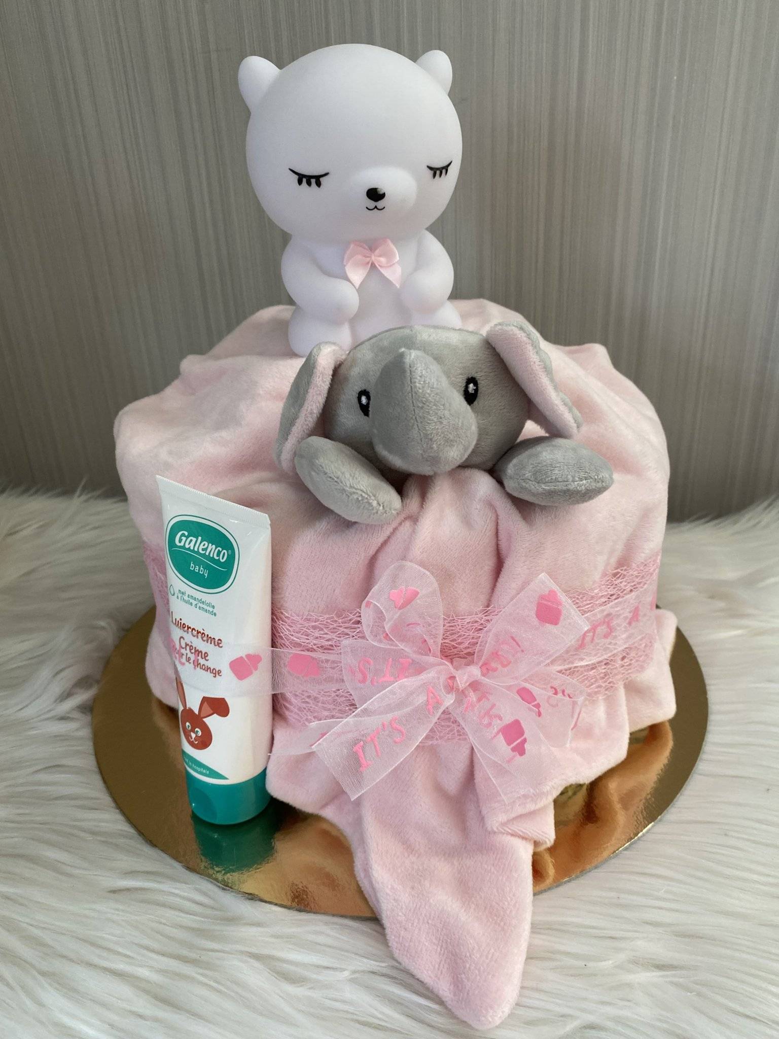 Pampertaart meisje met knuffeltje en lichtje