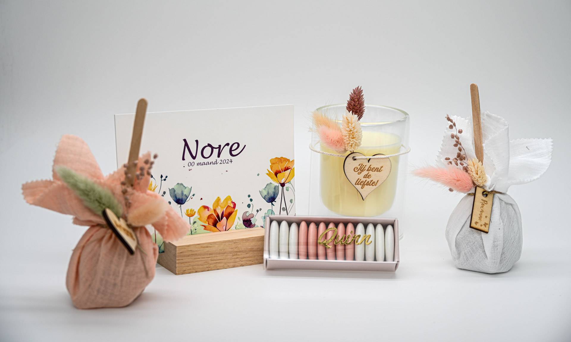 geboortekaartje bloemen met bijhorende bedankjes blush tinten