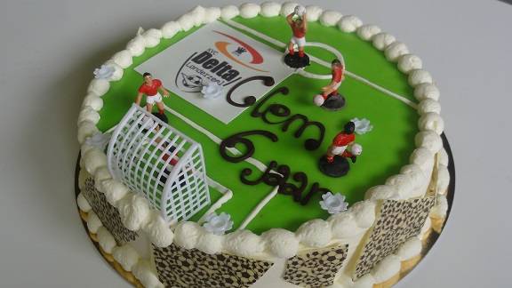 half voetbalveld voor ronde ijstaart